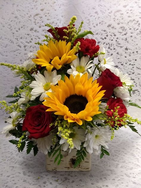 Sunflower And White Rose Bouquet, Sunflowers And White Roses, Sunflower Rose Bouquet, Diy Silk Flower Arrangements, Red Rose Arrangements, Sunflowers Roses, Sunflower Wedding Decorations, Vowel Renewal, Arranging Flowers