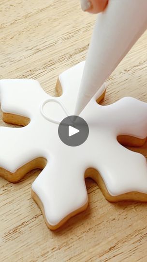 69K views · 744 reactions | ❄️ THIS SNOWFLAKE COOKIE IS ONE OF MY FAVORITES! ❄️ I love the shape and the size of this one! It’s not a large cookie and it’s really fun to decorate!... | By Beka Claire | Facebook Holly Cookies Decorated, Winter Theme Cookies, Decorated Snowflake Cookies, Cookie Shapes Ideas, Fancy Cookies Decorated, Christmas Cookie Sets Decorated, Snowflake Cookies Royal Icing, Snowflake Cookies Decorated, Star Christmas Cookies