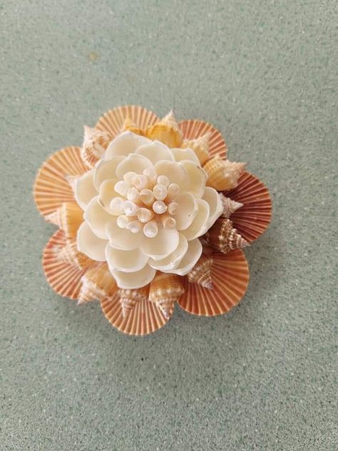 She’ll Craft Ideas, Shell Flowers Seashell Crafts, Seashells Crafts, Seashell Flowers, Shell Projects, Conch Shell Crafts, Sea Shell Flower, Crafts With Shells, Aesthetic Seashell Diys