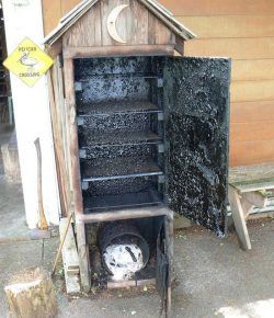 DIY wood smoker Homemade Smokers, Build A Smoker, Backyard Smokers, Smoker Designs, Diy Smoker, Smoker Plans, Wood Smokers, Fish Smoker, Homemade Smoker