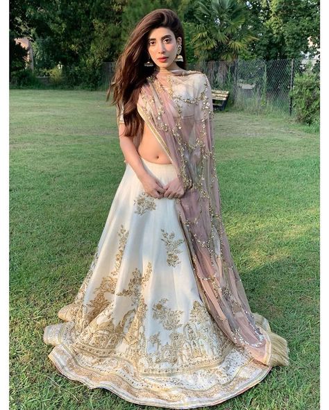 Worldwide Wedding Planner on Instagram: “NOW THIS IS DESI BAE BLOUSE & LEHENGA SLAY DREAMY INSPIRATION 😍🤤🔥 One of them first look = instant obsession outfits to me and her figure…” Pakistani Actress Dresses, Urwa Hocane, Revealing Dresses, Nikah Dress, Bold Dresses, Famous Models, Pakistani Actress, Indian Beauty Saree, Pakistani Dresses