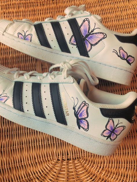 Painted Adidas Superstar, Painted Adidas, Superstar Shoes, Adidas Shoes Superstar, Shoes Diy, Superstars Shoes, Accessories Crafts, Adidas Samba Sneakers, Diy Shoes