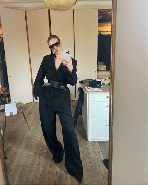 Rosie Huntington Whiteley Street Style, Rosie Alice Huntington Whiteley, Minimalism Clothes, Rosie Huntington Whiteley Style, Rosie Hw, Androgynous Outfits, Elegant Style Women, 70s Inspired Fashion, Kylie Jenner Outfits