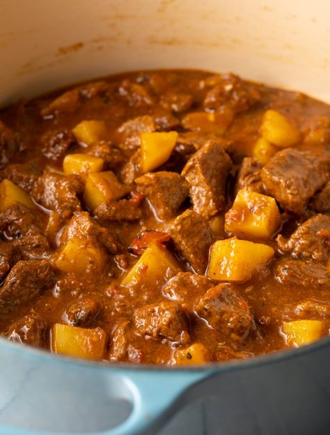 Portuguese Meat And Potatoes, Carne Guisada Portuguese, Portuguese Carne Guisada, Guiso Recipe Mexican, Carne Guisada Recipe Portuguese, Carne Guisada With Potatoes, Carne Guisada Recipe Video, Mexican Carne Guisada Recipe, Puerto Rican Carne Guisada Recipe