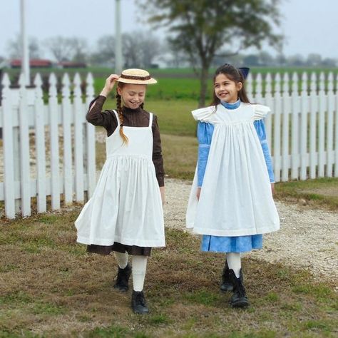 Little Women Costumes, 1880 Fashion, White Pinafore, Gothic Photography, Victorian Era Fashion, Girls Pinafore, Design Proposal, Victorian Blouse, Girl Apron