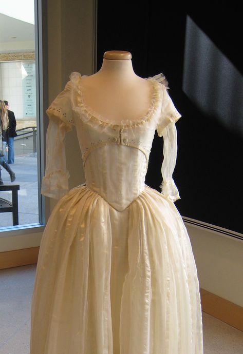 French Court Dress, Late 18th Century Fashion, Princess Vibes, Costumes Around The World, Historic Fashion, Court Dresses, Party Frocks, 18th Century Fashion, Old Dresses