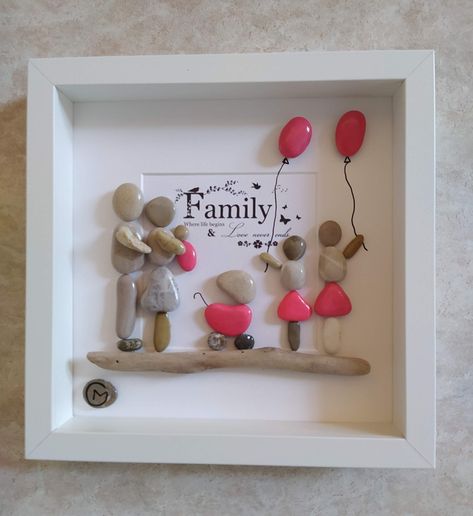 Family Pebble Art Pictures, Stone Art Family, Pebble Family Art, Father’s Day Pebble Art, Family Art Ideas, Pebble Art Ideas Inspiration, Pebble Art Ideas Diy, Rock Family Art, Stone Pictures Pebble Art