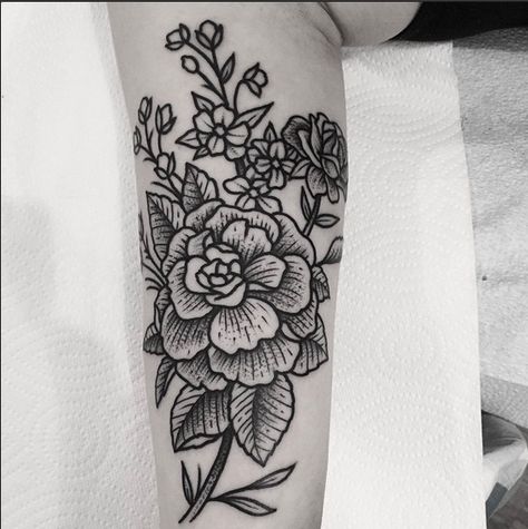 Bouquet Tattoo Traditional, Line Art Tattoo, Wrist Tattoo Designs, Black And White Flower, Tattoo Traditional, Line Art Tattoos, Tattoo Feminina, Wrist Tattoo, Nature Tattoos