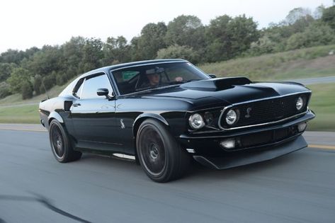 1969 Mustang Body on a 2014 GT500 Chassis? Yes Please! 90s Cars Aesthetic, 2014 Gt500, Cars Aesthetic Wallpaper, Style Retro 90s, 90s Cars, Ford Mustang 1969, Mobil Mustang, 1969 Mustang, Ford Mustang Shelby Cobra