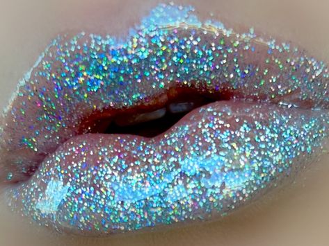 Galaxy Makeup Looks, Stars Makeup, Lipstick Ideas, Dragon Makeup, Glitter Lip, Blue Lipstick, Glitter Lip Gloss, Silver Holographic, Lipstick Art