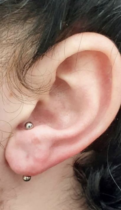 Vertical Lobe Piercing, Transverse Lobe Piercing, Transverse Lobe, Cool Piercings, Lobe Piercing, Piercings, Tattoos