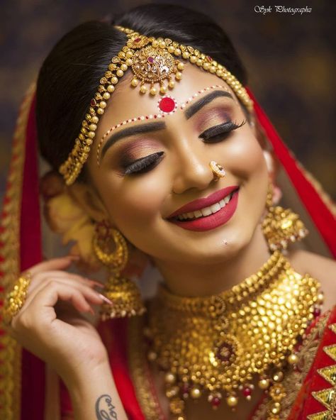 Bengali Bindi, Back Photography, Photography Indian, Bengali Bridal Makeup, Indian Bridal Photos, Bengali Bride, Indian Wedding Photography Poses, Blouse Back, Wedding Photo Props