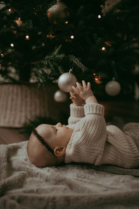 Family with a baby girl is in a living room near the Chrismas tree during family photo session with Victoria Vasilyeva Photography 2 Month Old Christmas Pictures, Christmas 5 Month Old Photos, 5 Month Christmas Pictures Baby, Christmas Photoshoot Ideas Home, 5 Month Christmas Pictures, Xmas Baby Photoshoot At Home, Christmas Photoshoot In Home, At Home Christmas Card Photo Ideas, Christmas Family Photoshoot With Baby