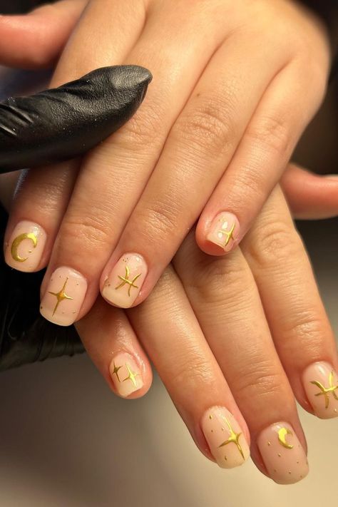 Minimalist pisces nails Pices Zodiac Nails, Birthday Nail Set Ideas Pisces, Nails Pisces, Pisces Nail Art, Pisces Nails Designs, Pisces Nails, Virgo Nails, Zodiac Nail Designs, Zodiac Nails