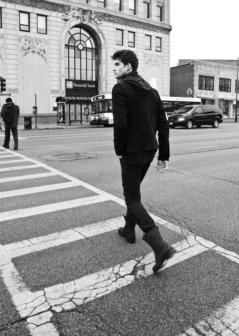 mens street fashion editorial of male model crossing street in Chicago, shot by Chicago and London based fashion photographer Petra Ford London Photoshoot, Male Portrait Poses, Weekend Mode, Mens Photoshoot Poses, Mens Fashion Illustration, Mens Fashion Editorial, Mens Fashion Blazer, Mens Fashion Business, Men Photoshoot