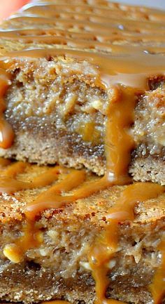 Caramel Apple Butter, Gooey Cake, Gooey Bars, Caramel Drizzle, Gooey Butter Cake, Sweet Bar, Dessert Bar Recipe, Cake Bars, Köstliche Desserts