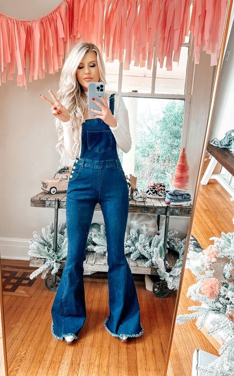 Blue Jean Jumpsuit Outfits, Jean Jumpsuit Outfit, Overalls Outfit Fall, Flare Overalls, Blue Jean Jumpsuit, Flare Jean Outfit, Casual Country Outfits, Classic Corvette, 60s And 70s Fashion