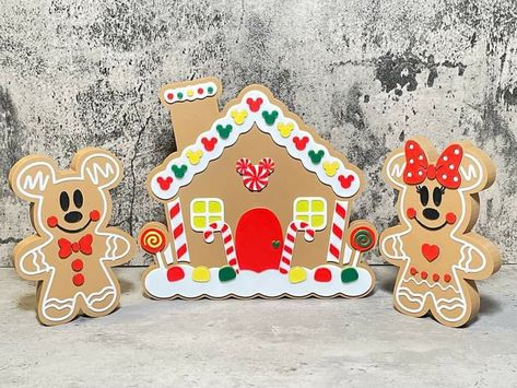 Mickey Gingerbread House, Mickey Mouse Gingerbread House, Disney Gingerbread House Ideas, Diy Disney Christmas Decorations, Disney Christmas Decorations Diy, Disney Gingerbread House, Disney Diy Christmas Ornaments, Disney Gingerbread, Disney Xmas