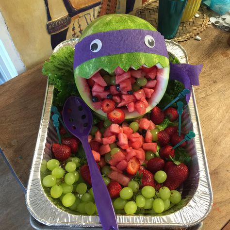 Ninja turtle water melon salad Ninja Turtle Party Desserts, Ninja Turtle Watermelon, Ninja Turtle Party Food Ideas, Ninja Turtle Theme Party Food, Ninja Turtle Birthday Cake Diy, Ninja Turtle First Birthday, Ninja Turtle Party Ideas, Turtle Party Ideas, Turtle Watermelon