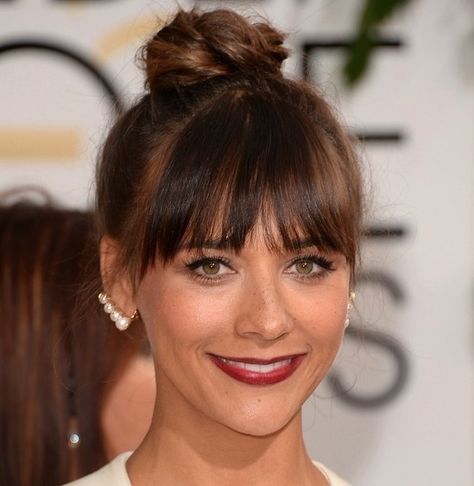 Rashida Jones, Golden Globes 2014-favorite dark lips, top knot, and bangs Overplucked Eyebrows, Celebrity Bangs, Celebrity Updos, Makeup Silver, Rashida Jones, Threading Eyebrows, Long Hair With Bangs, Haircut And Color, Sandra Bullock