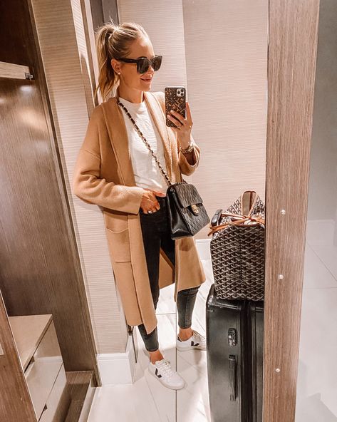 Coatigan Outfit, Aeroplane Outfit, Outfit Tenis, Chic Travel Outfit, Comfortable Travel Outfit, Flight Outfit, Wallpaper Travel, Comfy Travel Outfit, Fall Travel Outfit