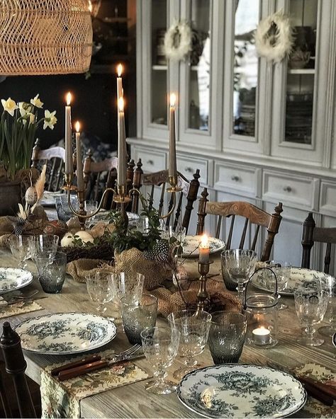 Tablewear Ideas, Southern Farmhouse Aesthetic, Antique Tablescape, Victorian Table Decor, Thrifted Table Settings, Vintage Table Scape, Vintage Dinner Table, Vintage Table Decor, Antique Table Setting