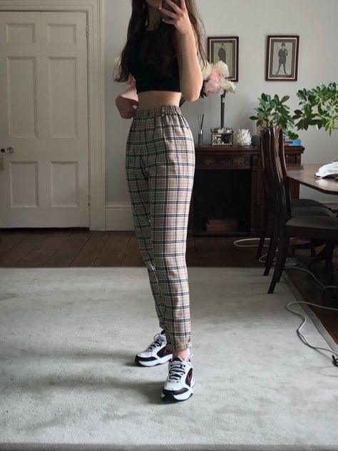 👖 Our women's grey tartan trouser is made using cotton blend material. These long trousers have a classic and vintage look thanks to the rich plaid patterns. Put on these relaxed trousers and you'll be ready to take on the world. They are ideal for matching shirts and T-shirts and are also ideal for weekend casual wear. 👖 These custom-made trousers are ideal for Christmas, but they are also appropriate for leisure, office, business, basic style, party, outdoor, daily wear, holiday, home, and other occasions. With these pants, you can take your weekend and office looks to the next level. Simple to coordinate with other clothing and accessories. ✅ MEASUREMENTS: * Hip: 36 waist: 24 - size 4 * Hip: 36 waist: 25 - size 6 * Hip: 38 waist: 26.5 - size 8 * Hip: 40 waist: 28 - size 10 * hip: 42.5 Checkered Trousers Outfits, Check Pants Outfit, Checked Trousers Outfit, Trousers Women Outfit, Plaid Pants Outfit, Elegant Trousers, Tartan Trousers, Plaid Pants Women, Checkered Trousers