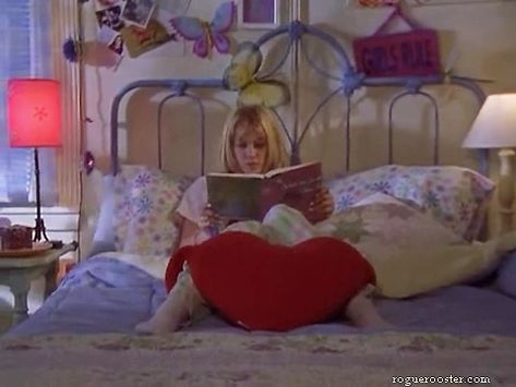 Hilary Duff.....Lizzie McGuire Lizzie Mcguire Bedroom, Lizzie Mcguire Room, 00s Room, Hilary Duff Lizzie Mcguire, Bed Girl, Lizzie Mcguire, Teenage Bedroom, Teen Bedroom Decor, Do Homework