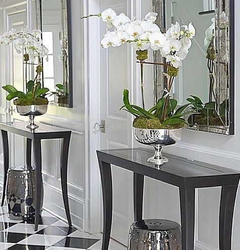 Orchid & foyer table Glam Foyer, Foyer Decor Ideas, Garden Seats, Lobby Decor, Console Table Styling, Console Table Decorating, Entryway Table Decor, Hallway Designs, Foyer Table