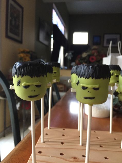 Frankenstein Cake Pops, Frankenstein Snacks, Frankenstein Cake, Frankenstein Party, Creative Sweets, Board Night, Halloween Cake Pops, Young Frankenstein, Diy Treats