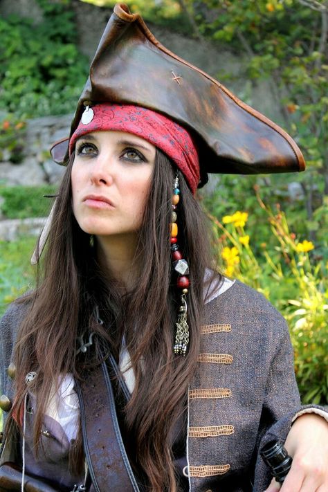 Jack Sparrow Costume Diy, Female Jack Sparrow, Jack Sparrow Halloween Costume, Jack Sparrow Halloween, Jack Sparrow Cosplay, Pirate Makeup, Jack Sparrow Costume, Playing Dress-up, Pirate Cosplay