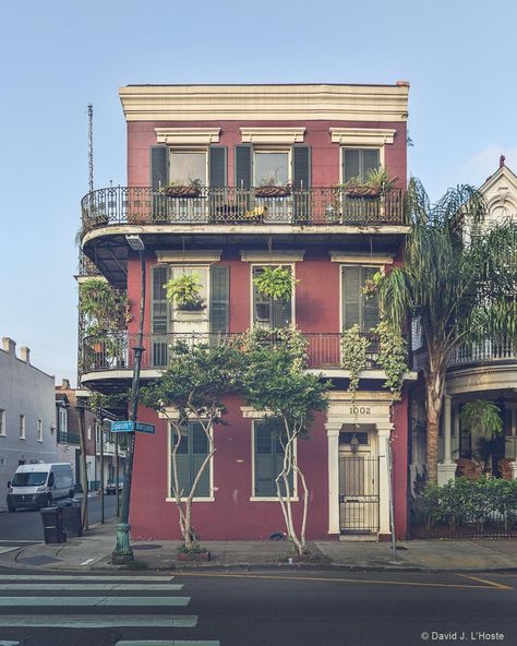 Houses In New Orleans, Modern New Orleans Home Exterior, American Townhouse New Orleans, Spanish Buildings Architecture, New Orleans House Aesthetic, New Orleans Row Houses, New Orleans Minecraft, New Orleans Apartment Building, New Orleans Library