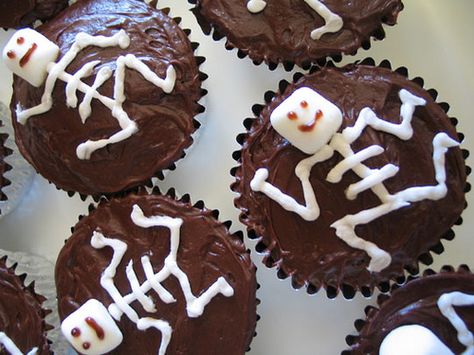 skeleton-cupcakes | Flickr - Photo Sharing! Xray Party, Skeleton Cupcakes, Radiology Humor, Rad Tech Week, Coco Party, Pixar Coco, Halloween Dessert, Halloween Food Treats, Holiday Cupcakes