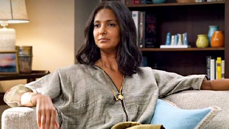 Poorna Jagannathan’s silk kurta from Netflix’s Never Have I Ever is just right for the summer Poorna Jagannathan, Payal Khandwala, Wedding Wardrobe, Indian Tunic, Mindy Kaling, Netflix Original Series, Minimal Makeup, Never Have I Ever, Silk Kurta