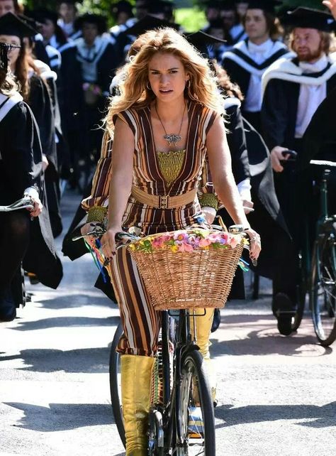 Lily james on the set of mamma mia Young Meryl Streep, Mamma Mia Outfits, Mia Outfits, Mamma Mia 2, Donna Sheridan, Gold Platforms, 70s Outfits, Here We Go Again, Lily James