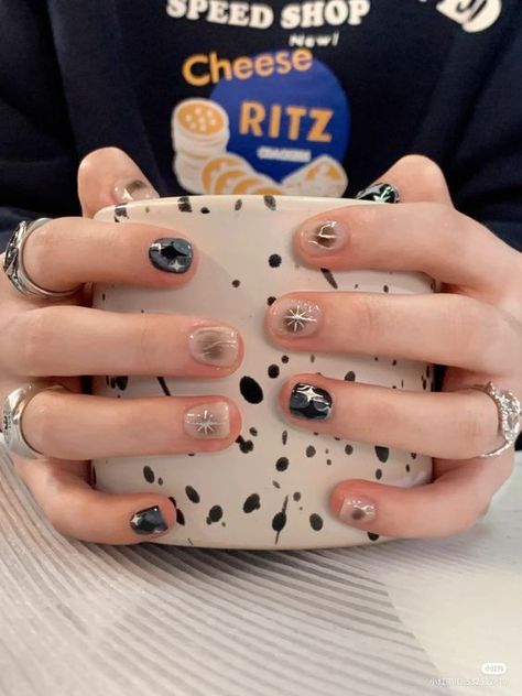 Korean Aesthetic Nails, Short Grunge Nails, Hippie Nail Ideas, Masculine Nails, Soft Grunge Nails, Manikur Kuku, Hello Nails, Punk Nails, Hippie Nails