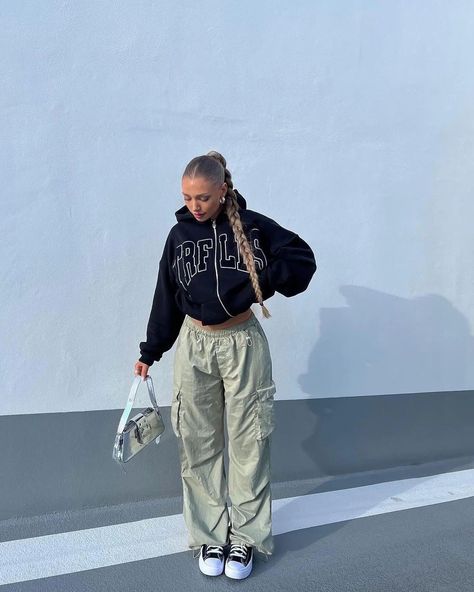 Here are how you can style your cargo pants Olive Green Cargo Pants Outfit, Parachute Pants Fit, Womens Outfit Ideas, Green Cargo Pants Outfit, Y2k Looks, Olive Green Cargo Pants, Cargo Outfit, Cargo Hose, Cargo Pants Outfits