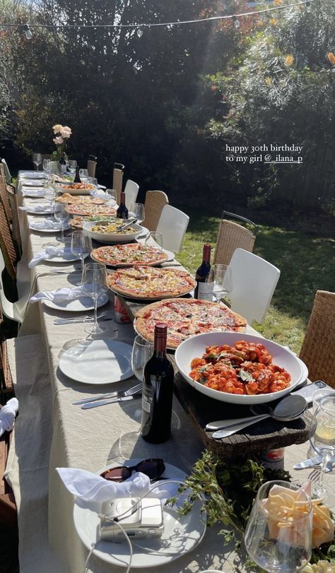 Dinner Spread Table, Italian Soiree Party, Fancy Pizza Party, Italian Dinner Party Aesthetic, Girly Dinner Party, Pizza Night Aesthetic, Alisha Core, Summer Dinner Party Aesthetic, Hosting Aesthetic