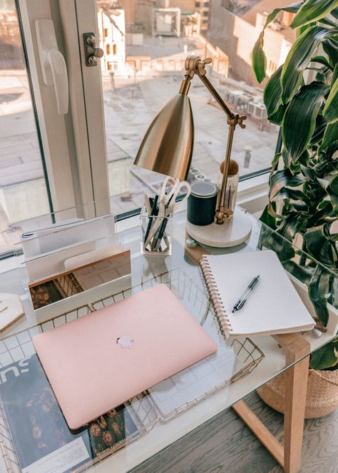 Desk Organisation, Brooklyn Apartment, Manhattan Apartment, Desk Inspiration, Perfect Office, Apartment Office, Dream Office, Apartment Tour, Office Inspo