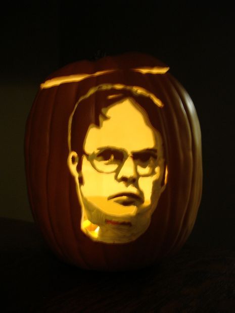 How to turn a photo into a pumpkin carving pattern. (Like this amazing jack-o-lantern of Dwight from The Office!) #halloween Funny Jack O Lanterns, Funny Pumpkin Carvings, Creative Pumpkin Carving, Amazing Pumpkin Carving, Pumpkin Carving Designs, Pumpkin Template, Pumpkin Carving Ideas, Lantern Ideas, Pumpkin Carving Patterns