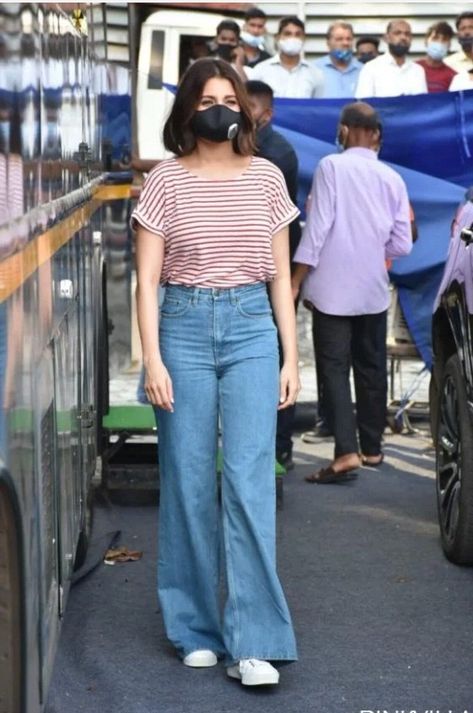 Wide Jeans With Kurti, Modest Goa Outfits, Red Kurti With Jeans, Jeans Sobek, Fake Snapchat, Bengali Fashion, College Formal, Vintage Summer Outfits, Blazer Street Style