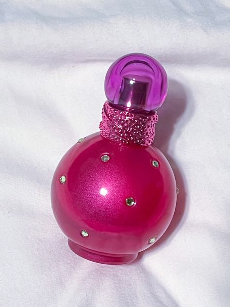 Britney Spears Aesthetic, Britney Spears Perfume, Perfume Scents, Luxury Perfume, This Is Love, Perfume Collection, Sweet Girls, Britney Spears, Neymar