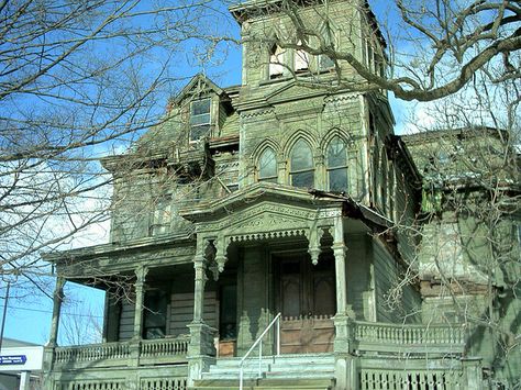 Old house in Palatine Bridge, NY  Possibly someone does live in at least part of it. It was the home of a man who made the railroad sleeper car (but it's not Pullman). Residence Architecture, Scary Houses, Old Abandoned Buildings, Creepy Houses, Abandoned Mansion, Old Abandoned Houses, Spooky Places, Old Mansions, Spooky House