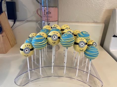 Minion Birthday Party Ideas, Minions Desserts, Minion Twinkies, Minions Birthday Cake, Minion Treats, Minion Cake Pops, Golden Birthday Parties, Minion Birthday Cake, Minions Party