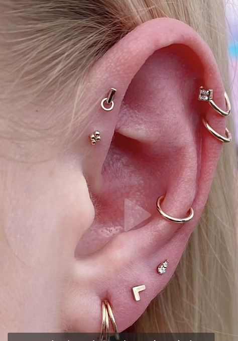 Snug Hoop Piercing, Faux Snug Piercing, Ear Piercing Inspo Simple, Ear Piercings Design, Ear Piercings Aesthetic, Piercings Aesthetic, Ear Piercings Industrial, Minimalist Ear Piercings, Different Ear Piercings