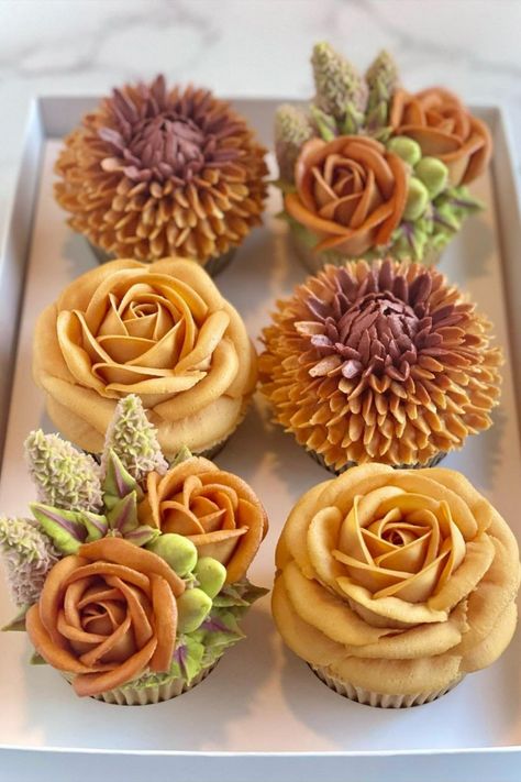 Fall Floral Cupcakes Decoration, Fall Cupcakes Aesthetic, Autumn Cupcake Bouquet, Fall Floral Cupcakes, Earth Cupcakes, Fall Cupcake Designs, Fall Flower Cupcakes, Holidays Snacks, Fall Cupcake Ideas