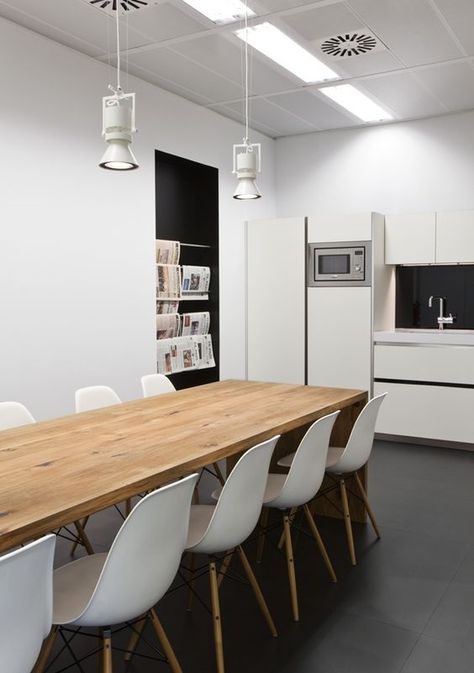 Break Room Design, Office Kitchenette, Office Inspiration Workspaces, Office Canteen, Staff Lounge, Cheap Office Furniture, Office Break Room, Staff Room, Corporate Office Design