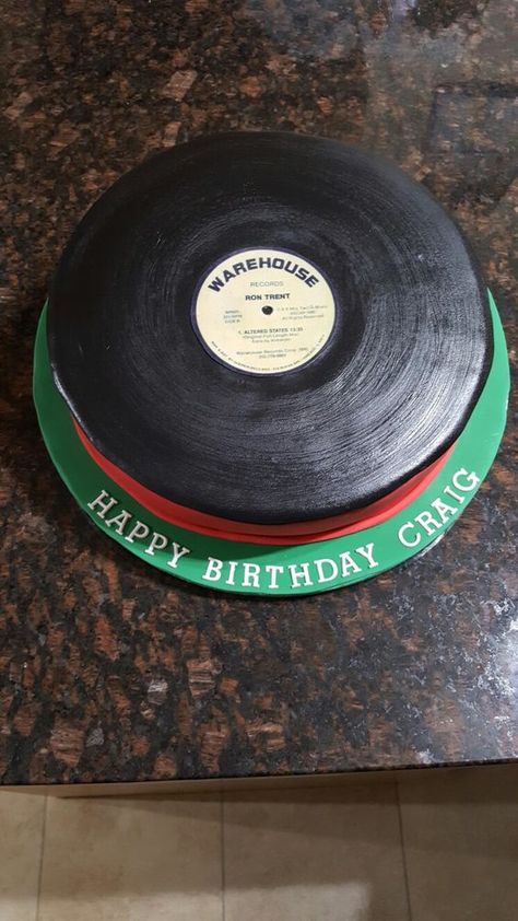 Vinyl Record Cake, Record Cake, Cake Recipes At Home, Cake Diy, Cookie Cakes, 70s Party, Cake Cupcakes, Food Articles, Neon Party