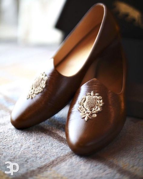 Footwear For Men On Kurta, Groom Footwear Indian, Shoes For Kurta Pajama Men, Wedding Ideas Flowers, Best Wedding Ideas, Groom Dress Men, Indian Groom Wear, Wedding Dresses Men Indian, Indian Shoes