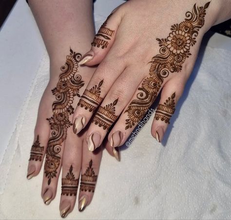 Henna Finger Designs, Small Mehndi, Stylish Back Hand Mehndi, Finger Mehndi Style, Finger Designs, Round Mehndi, Henna Flowers, Round Mehndi Design, Back Hand Mehndi Design